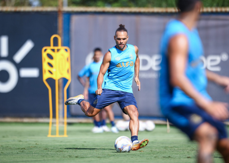 Quinteros precisará decidir entre o dinamarquês e Arezo no comando de ataque