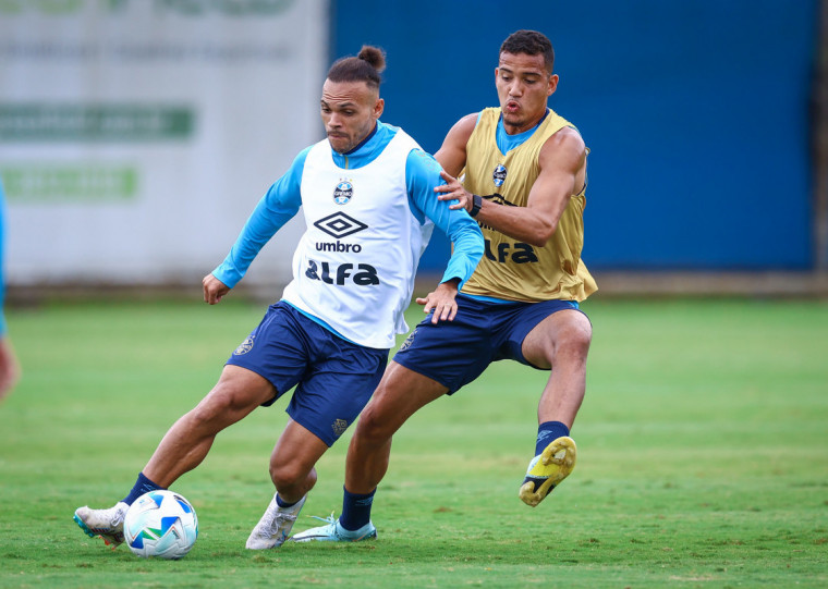 Braithwaite volta a ser relacionado por Quinteros e será opção para o confronto 