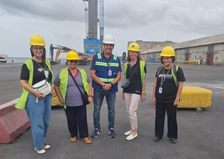 O diretor de relações institucionais da Portos RS, Sandro Oliveira, recepcionou a diretora de pesquisa e desenvolvimento de cruzeiros da empresa francesa Ponant, Sylviane de Tracy. 