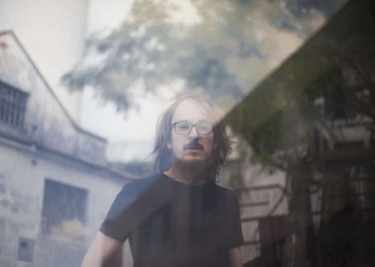 Projeto solo de poesia falada do autor conta com seu primeiro espetáculo nesta sexta (4) no Espaço Nave