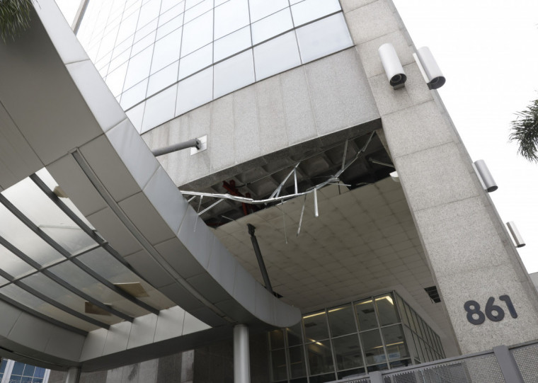 Fachada da sede do CIEE-RS na av. Dom Pedro sofreu estragos com a ventania e temporal ocorrido ontem em torno de 17h. 