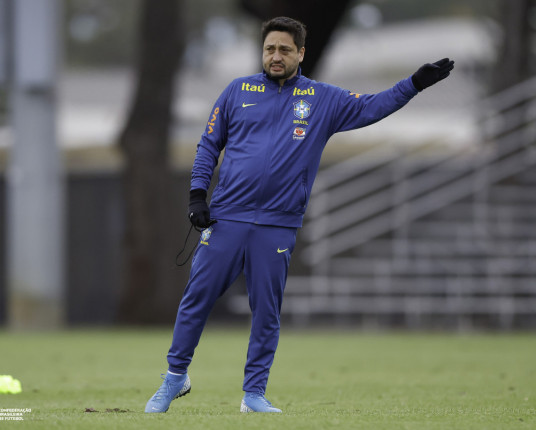 Arthur Elias se entusiasma com seleção contra os EUA: 'Mostrar que podemos vencê-las'