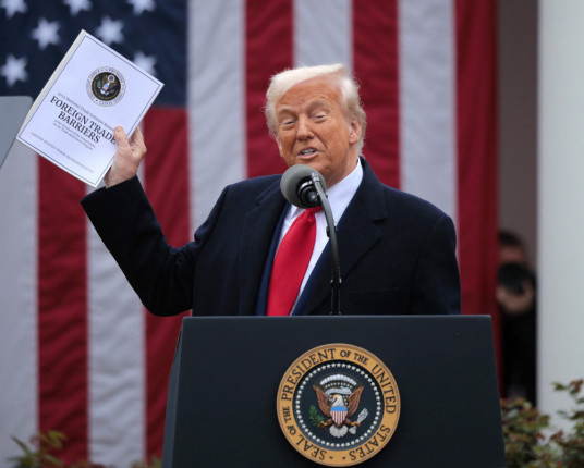 Tarifaço dos EUA entra em vigor com sobretaxa global de 10%