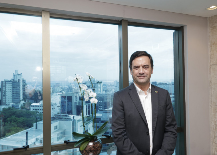 Rodrigues destaca que a empresa pretende retomar quatro voos semanais em 2026