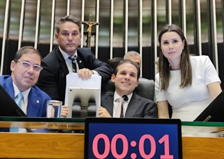 Dossiê de 8 de janeiro é entregue a Hugo Motta