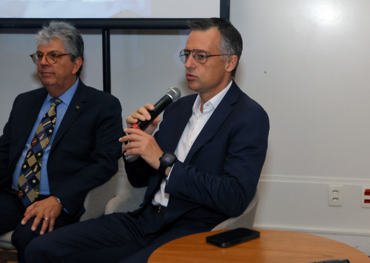 Bruno Vanuzzi (d), diretor geral do DMAE, diz que energia renovável é uma alternativa limpa e sustentável às fontes de energia convencionais