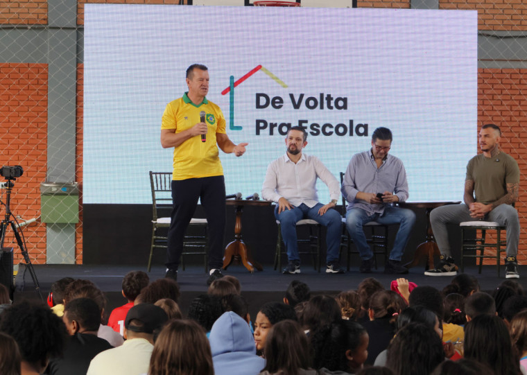 Centenas de alunos tiveram a oportunidade de escutar as histórias de vida de Dunga e Moicano