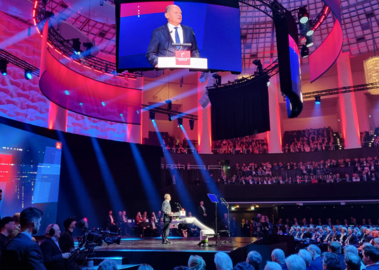 União Europeia saberá reagir aos EUA, advertiu premiê alemão Olaf Scholz, na abertura da Feira de Hannover