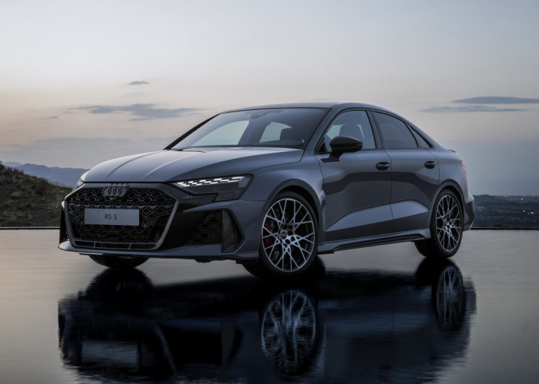 Teto-solar elétrico panorâmico e faróis Matrix LED escurecidos são itens de série do modelo