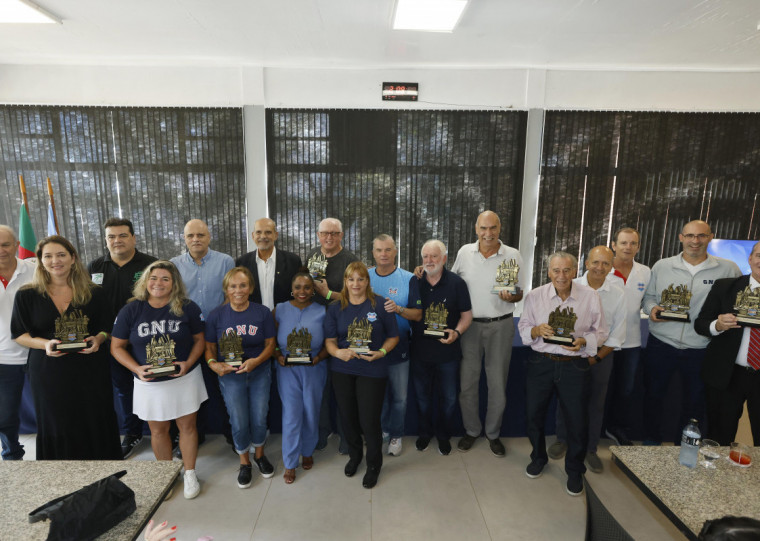 Atletas master do GNU receberam troféus em reconhecimento à trajetória no esporte