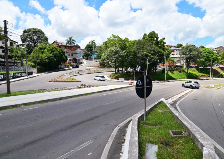 Intervenções na entrada do bairro planalto estão paradas desde julho