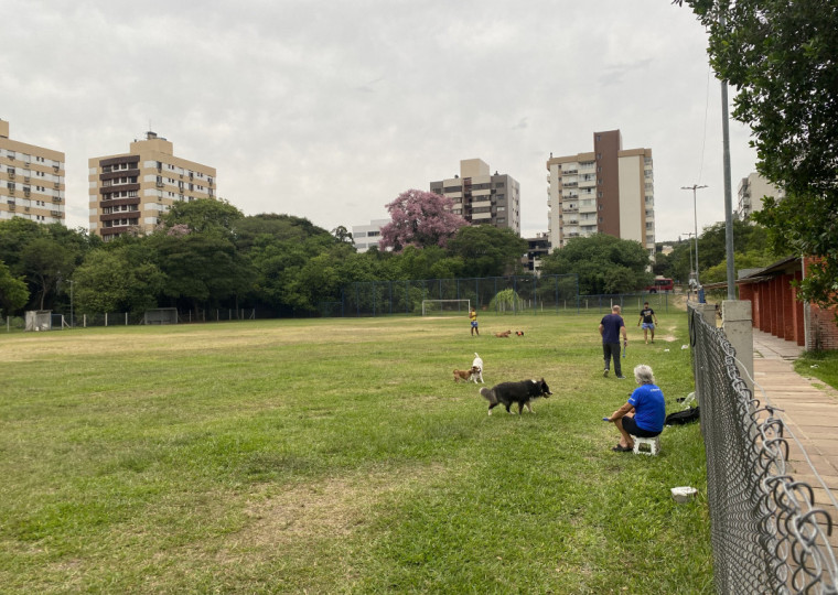 Praça na rua Doutor Armando Barbedo reúne cães e tutores
