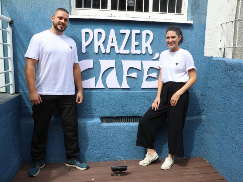 Cl&eacute;ia Thomaz e Douglas Petry, empreendedores &agrave; frente da cafeteria Foto: DANI BARCELLOS/JC