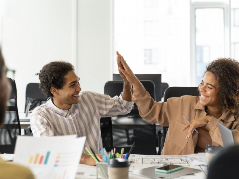 Salário emocional se trata também sobre reconhecimento e valorização da equipe Foto: FREEPIK/DIVULGAÇÃO/JC