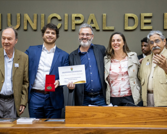 Neto de Rubens Paiva recebe homenagem da Câmara de Porto Alegre