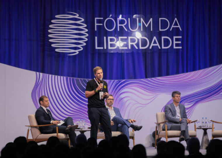 Haberfeld (em pé), Luz (c) e Montezano (d) participaram do debate sobre sustentabilidade