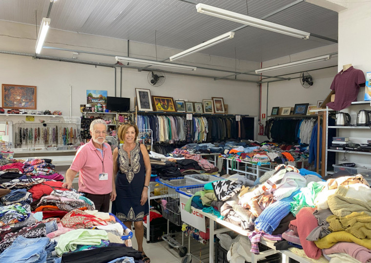 Brechó é gerenciado por Garcia, que também é responsável pelo voluntariado da casa, ao lado da esposa Maria Izquierdo