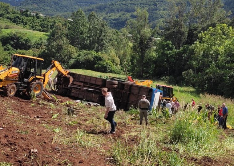 Segundo o CRBM, o veículo perdeu os freios e caiu de uma ribanceira