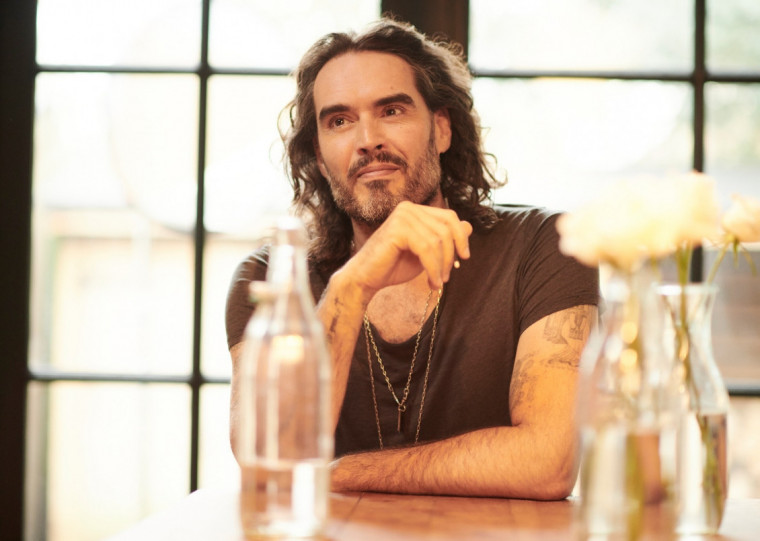 Comediante e ator britânico teria cometido supostos crimes entre 1999 e 2005, segundo revista