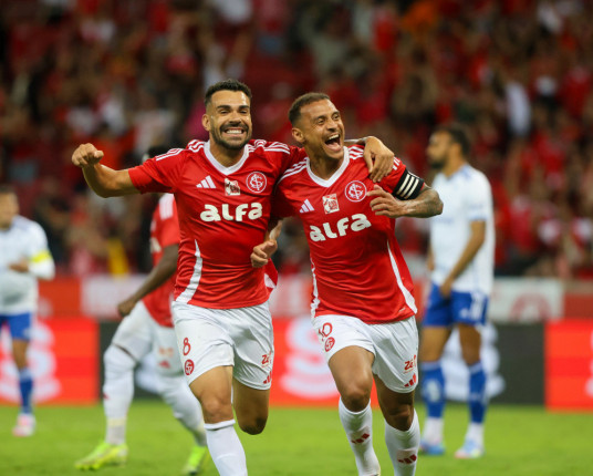 Inter goleia o Cruzeiro no Beira-Rio e vence a primeira no Brasileirão