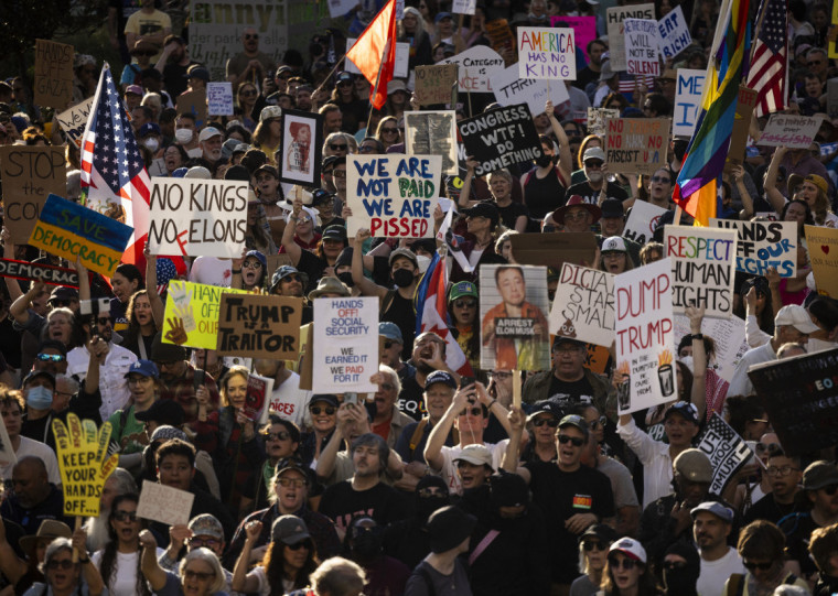 No sábado, milhares de pessoas protestaram em Washington e em outras cidades dos EUA      Caption