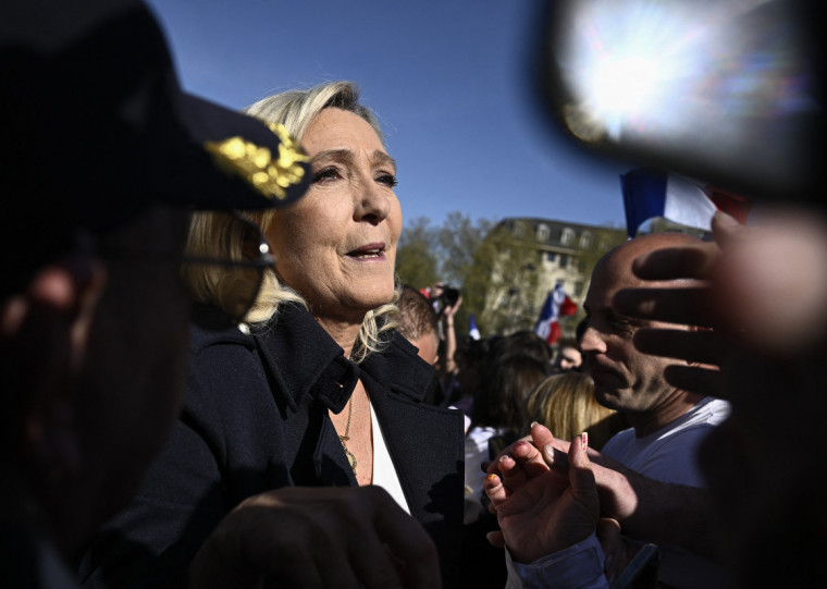 "Não vou desistir", declarou Le Pen aos simpatizantes