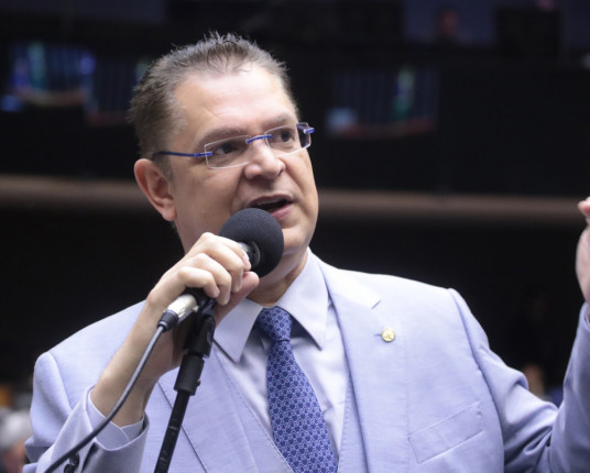 PL prepara força-tarefa por assinaturas para anistia a presos do 8/1