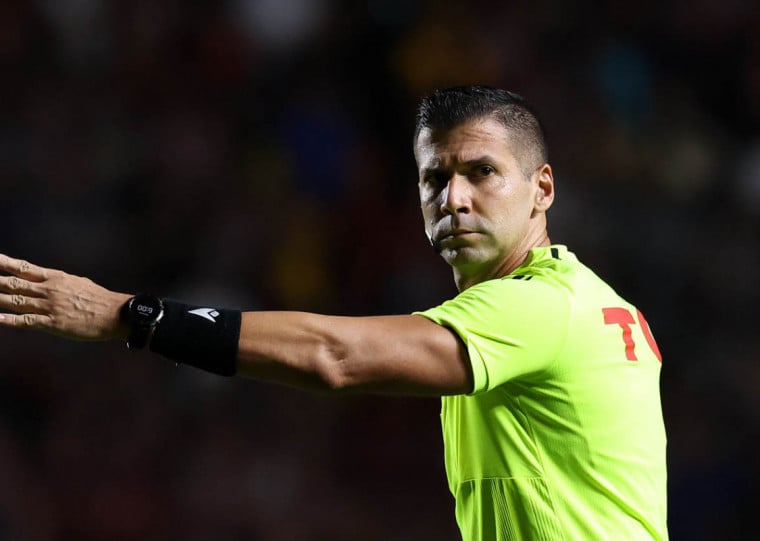 O árbitro Bruno Arleu de Araújo aplicou 12 cartões amarelos (recorde da adição 2025) em Palmeiras x Sport 