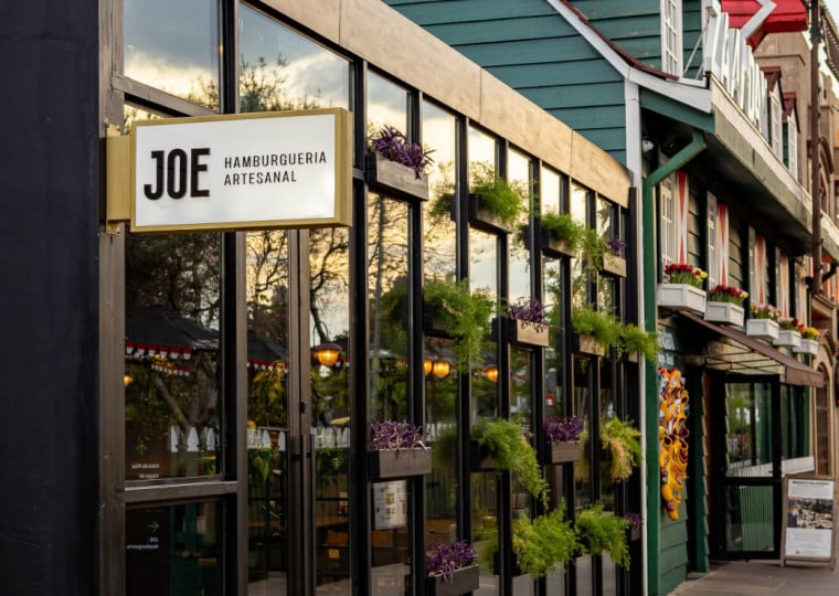 Joe Hamburgueria nasceu na RMPA e aposta nos atrativos do card&aacute;pio para Porto Alegre