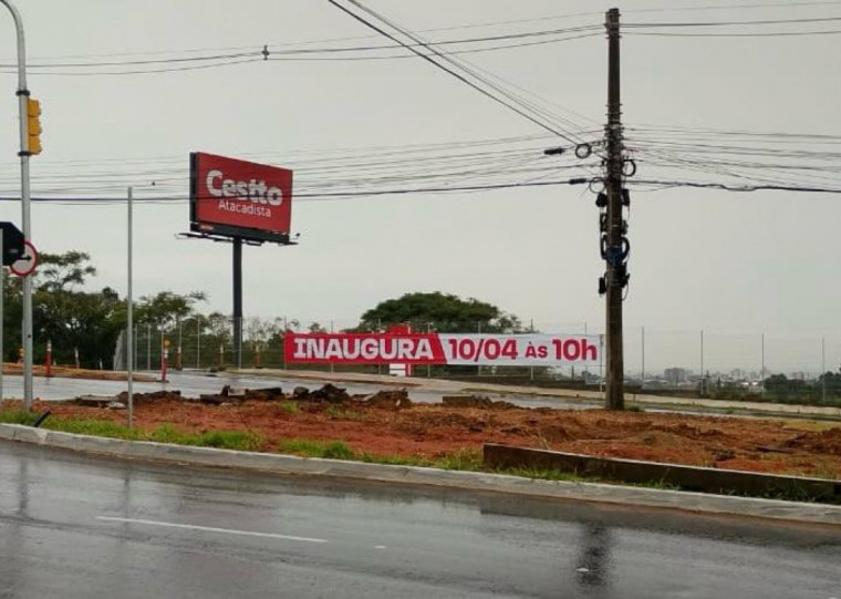 Zaffari instalou fica em frente ao complexo para avisar do dia da abertura do Cestto