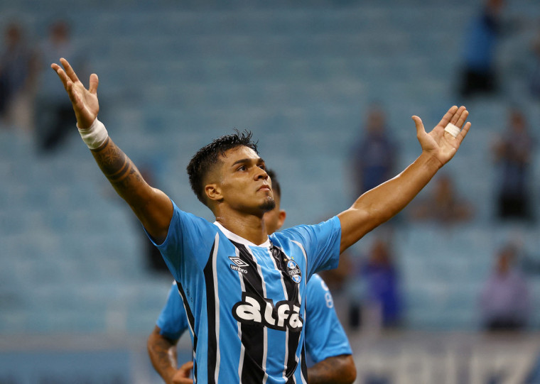 Uruguaio Arezo abriu o placar no primeiro tempo, de cabeça