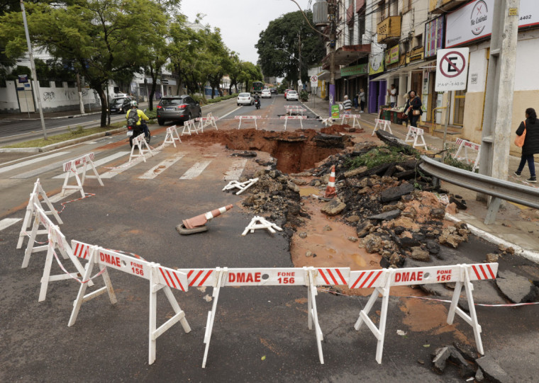 O buraco está bloqueando duas pistas da avenida Protásio Alves 
