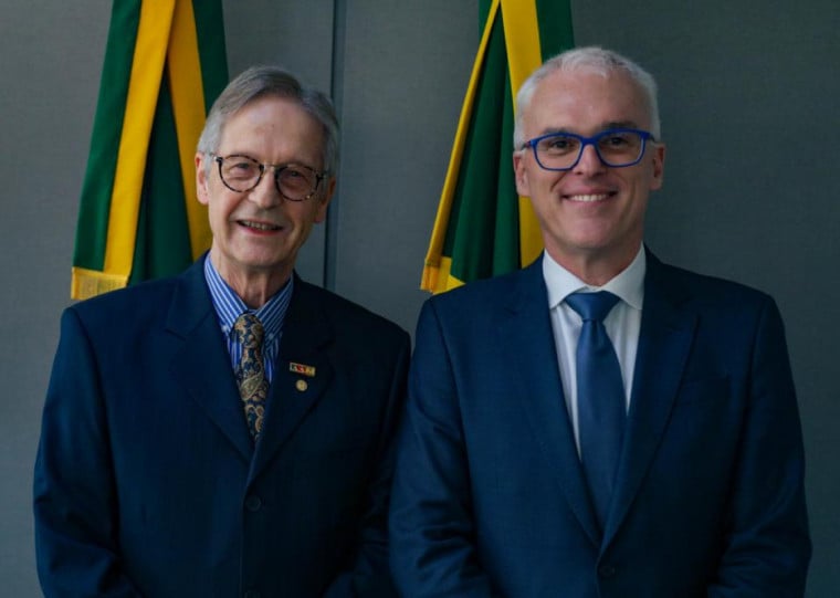 Decano do Ministério Público do RS, o procurador Sérgio Guimarães Britto (d) assumiu como PGJ