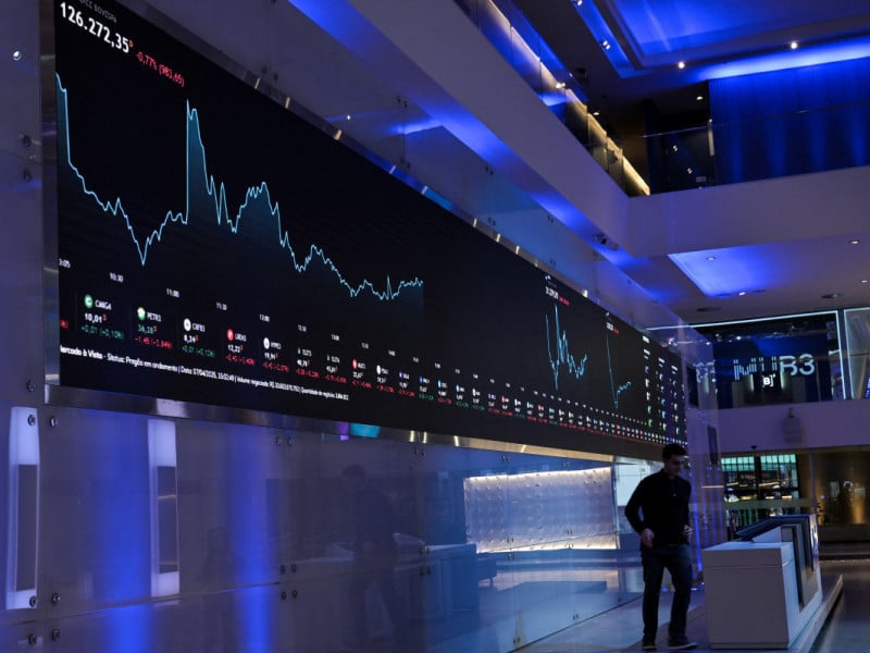 Bolsa retoma negociações após circuit breaker com queda de 17%; dólar e juros disparam