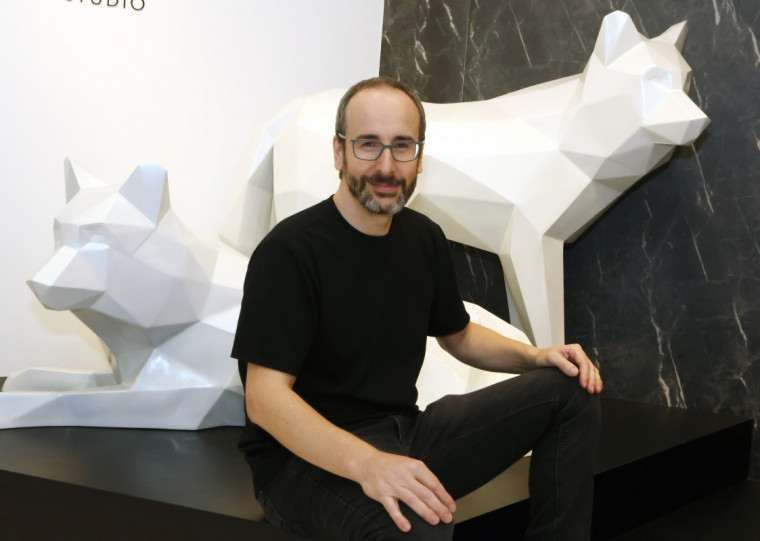 Escultor Marcos Vaandrade na abertura de sua exposição no Praia de Belas Shopping