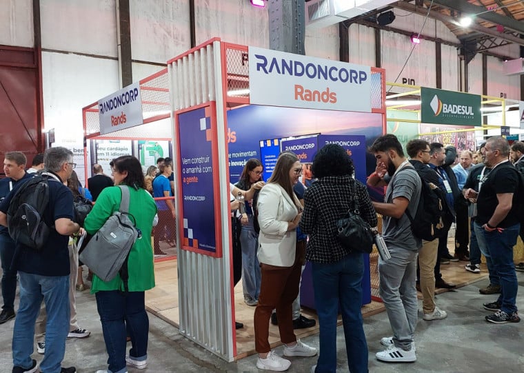 No espaço da Randoncorp, é possível se candidatar a uma vaga no programa de aceleração de carreira