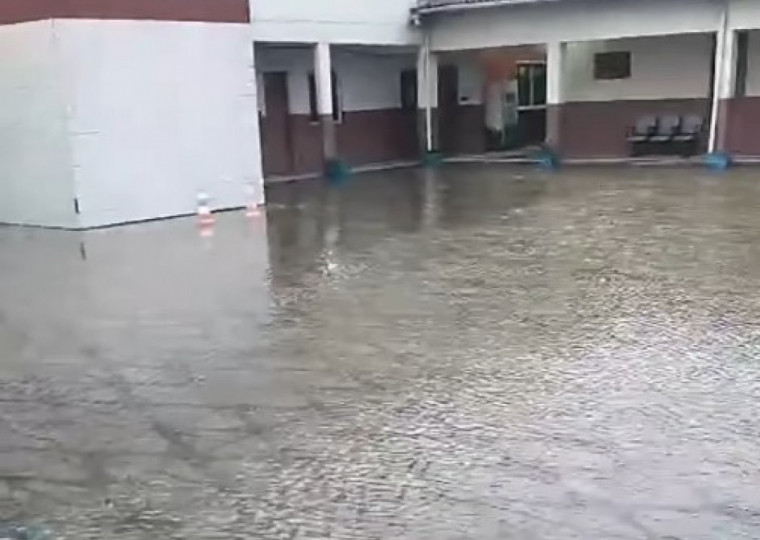 Água invadiu pátio de escolas na cidade do Litoral gaúcho