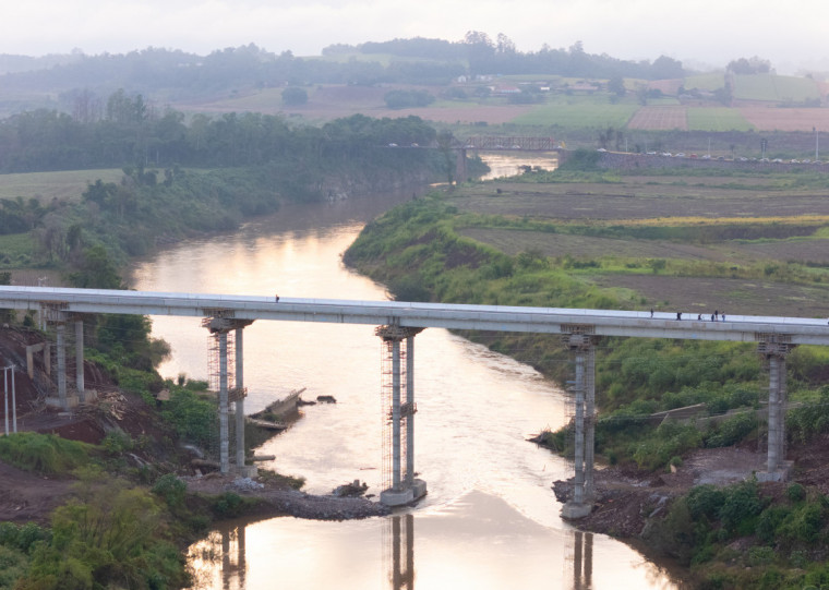 Passagem tem 172 metros de extens&atilde;o e &eacute; cinco metros mais alta que anterior, levada pela enchente