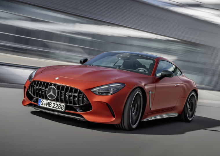 As rodas traseiras são direcionais, virando no sentido oposto ou igual das rodas dianteiras