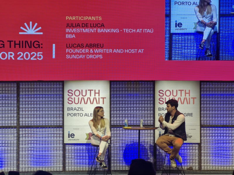 J&uacute;lia de Luca e Lucas de Abreu no painel Tend&ecirc;ncias para 2025, no South Summit Brazil Foto: J&Uacute;LIA FERNANDES/ESPECIAL/JC