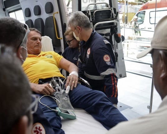 Bolsonaro sente dores, é atendido em hospital no RN e transferido de helicóptero