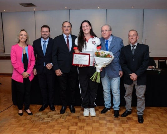 Conselho Deliberativo da Sogipa homenageia a trajetória de Mayra Aguiar