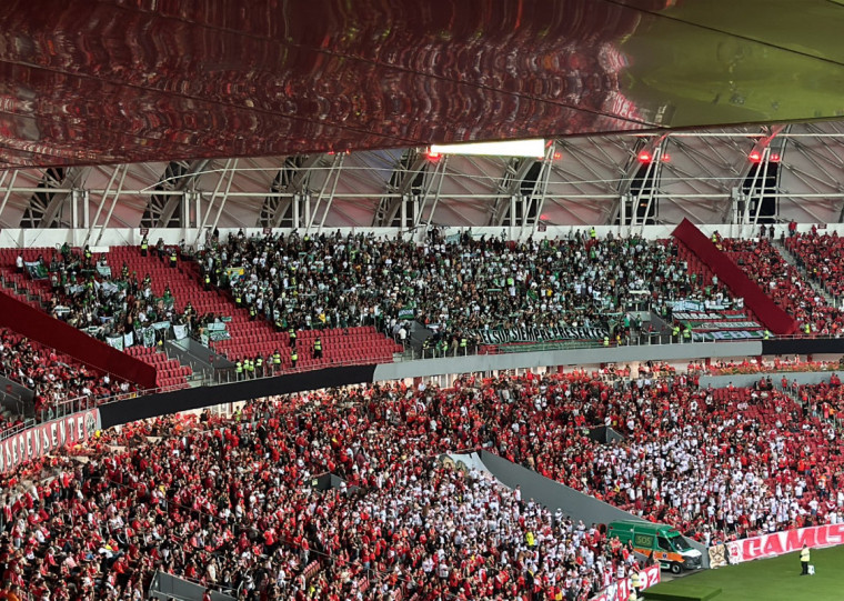 Integrantes de duas torcidas organizadas colombianas estavam separados na arquibancada superior do estádio Beira-Rio 