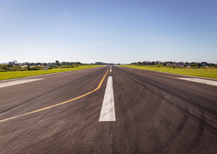 Com cinco cent&iacute;metros de espessura, pavimento auxilia no tr&acirc;nsito de aeronaves