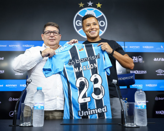 Marlon é apresentado no Grêmio e declara: 'sempre fui torcedor'