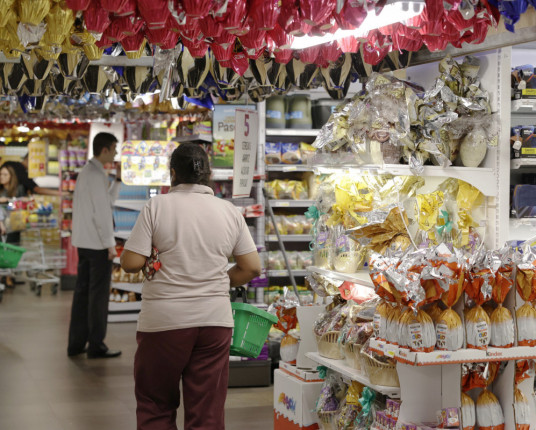 Comércio deve manter trabalhadores temporários da Páscoa até o Dia dos Namorados