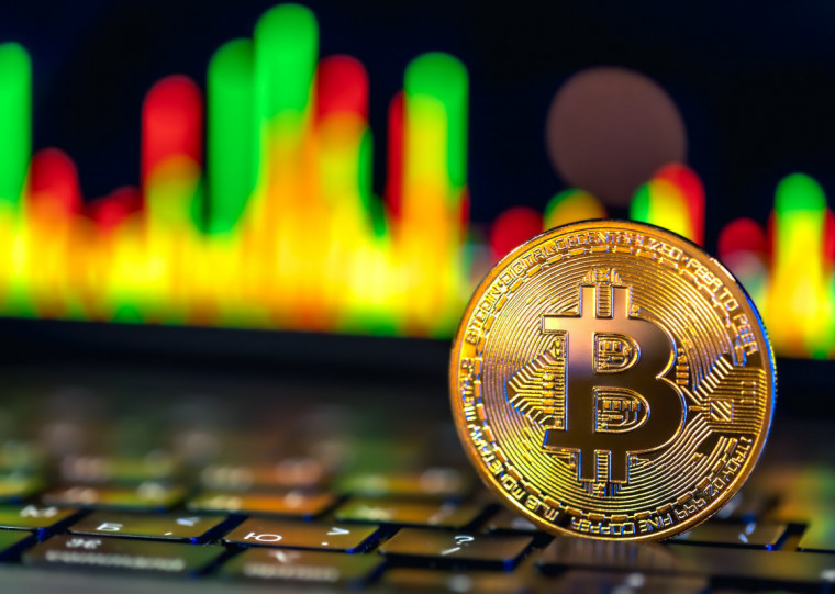 Por volta das 17 horas (de Brasília), o bitcoin subia 2,27%, a US$ 68.393,62. Já o ethereum tinha alta de 4,41%, a US$ 2.014,62, de acordo com a plataforma Binance