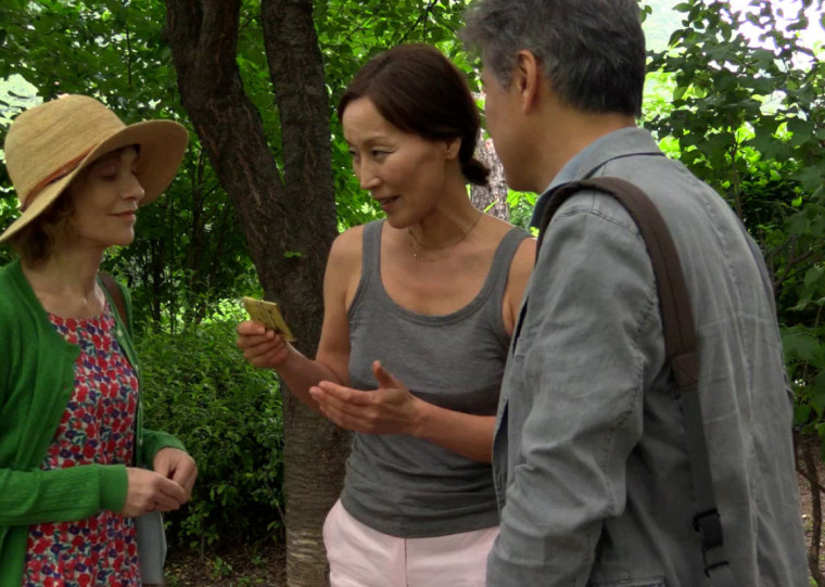 As Aventuras de Uma Francesa na Coreia, do diretor Hong Sang-soo, traz Isabelle Huppert (esq) no papel principal