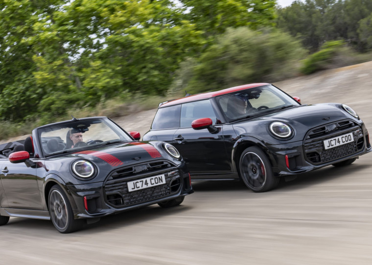 Amplas saídas de ar dominam a dianteira, e a grade do radiador tem pintura preto brilhante