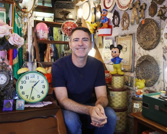 Lojas do Caminho dos Antiquários têm público fiel aos sábados